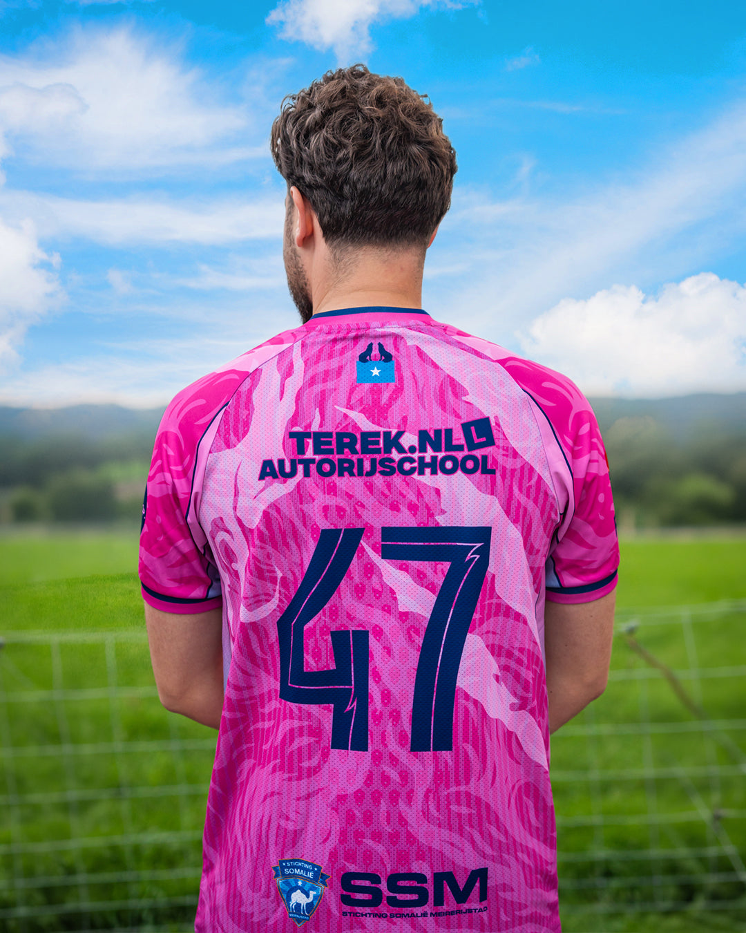 SCHIJNDEL FC × KT BE HUMBLE — UITTENUE roze 2026/27